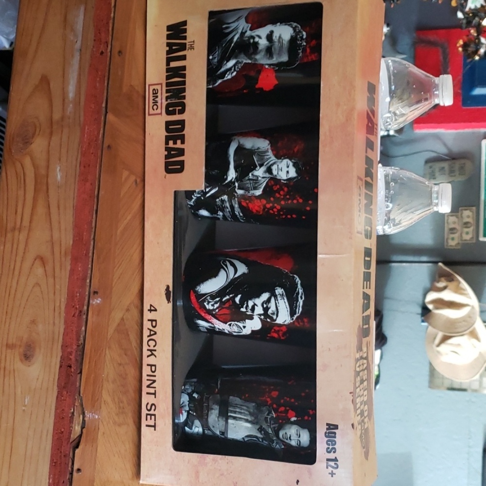 Walking dead pint size drinking glasses